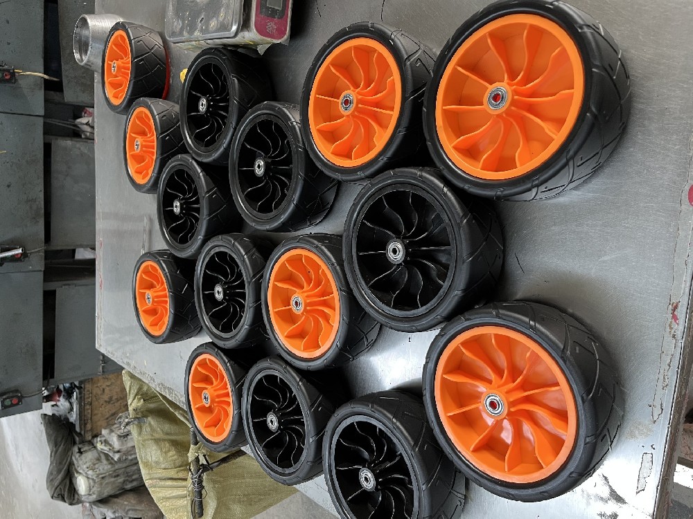 青島中順專(zhuān)用車(chē)輛有限公司主要生產(chǎn)各種款式PU發(fā)泡輪